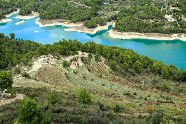 Güneşli bir günde çevresi bitki ve dağlarla çevrili Guadalest köyünün bataklığı.