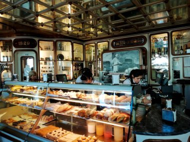 Lizbon, Portekiz- 6 Mart 2022: Portekiz ürünleri satılan güzel ve klasik pasta dükkanı