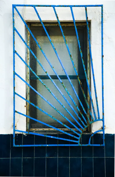 Blauw Houten Raam Met Blauw Geometrische Ijzeren Rooster Spanje — Stockfoto