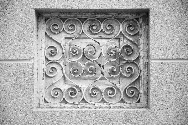 西班牙老旧建筑中的旧锈蚀金属格栅 — 图库照片