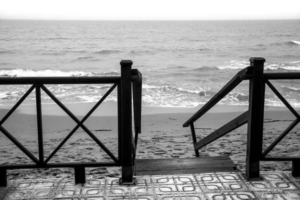 Escalera Madera Para Acceder Playa Rota Por Tormenta Cuadro Monocromo — Foto de Stock