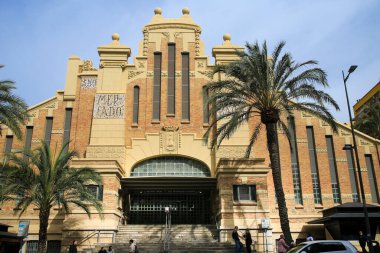 Alicante, İspanya - 28 Mart 2022 Alicante Gıda Pazarı 'nın ana girişi ve ön cephesi