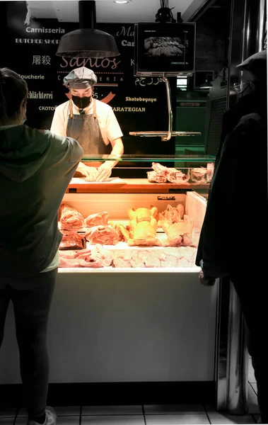 アリカンテ スペイン 2022年3月28日 アリカンテの中央市場の屋台で顧客にサービスを提供する肉屋 — ストック写真
