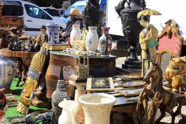 Guardamar, Alicante, İspanya... 3 Nisan 2022: Garanti, Alicante 'deki El Fogon adlı bit pazarında satılık eşyalar ve mobilyalar