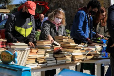 Guardamar, Alicante, İspanya... 3 Nisan 2022: Guardamar, Alicante 'deki El Fogon adlı bit pazarında satılık ikinci el kitaplar.