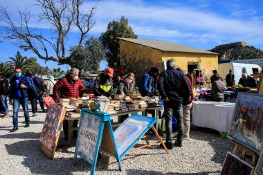 Guardamar, Alicante, İspanya... 3 Nisan 2022: Garanti, Alicante 'deki El Fogon adlı bit pazarında satılık eşyalar ve mobilyalar