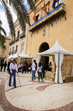 Elche, Alicante, İspanya... 9 Nisan 2021: insanlar Elche 'deki Palm Sunday geçit töreni için beyaz palmiye satın alıyorlar.