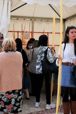 Elche, Alicante, İspanya... 9 Nisan 2021: insanlar Elche 'deki Palm Sunday geçit töreni için beyaz palmiye satın alıyorlar.