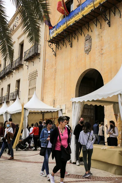 Elche Alicante Spanien April 2021 Menschen Kaufen Weiße Palmen Für — Stockfoto