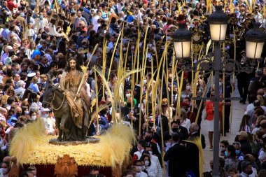 Elche, Alicante, İspanya... 10 Nisan 2022: Elche Palm Sunday 'deki geleneksel beyaz palmiye geçidinde İsa Mesih