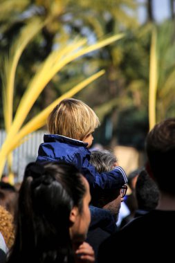 Elche, Alicante, İspanya 10 Nisan 2022 Kutsal Elche Haftası 'nda avuç içi beyaz insanlar.