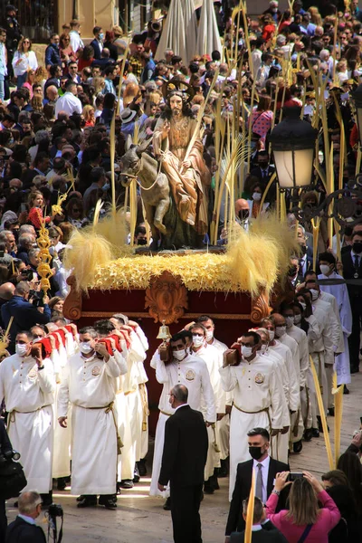 エルチェ アリカンテ スペイン 2022年4月10日 エルチェのヤシの日曜日に白いヤシの伝統的な行列でイエス キリスト — ストック写真