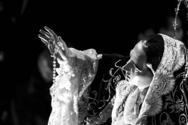 Elche, İspanya - 12 Nisan 2022: Elche 'de Kutsal Hafta' da Güzel Bakire Meryem Mater Desolata Kardeşliği Geçit Töreni