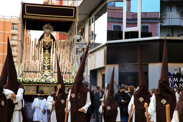 エルチェ スペイン 2022年4月13日 聖週間にエルチェ市内の路上で旗手と悔悟と共にイースターパレードの聖母マリア — ストック写真