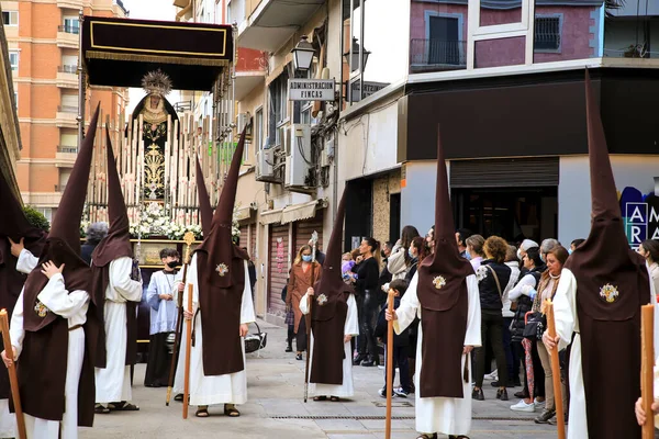 2022年4月13日 圣母玛利亚与信众和忏悔者参加复活节游行 在圣周期间穿过Elche市的街道 — 图库照片