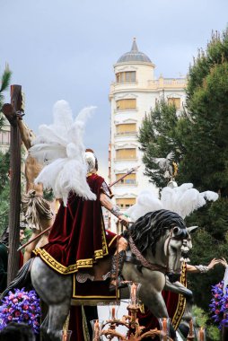 Elche, İspanya - 13 Nisan 2022: Kutsal Hafta 'da Elche şehrinde hamileler ve tövbe edenlerle Paskalya Geçidi