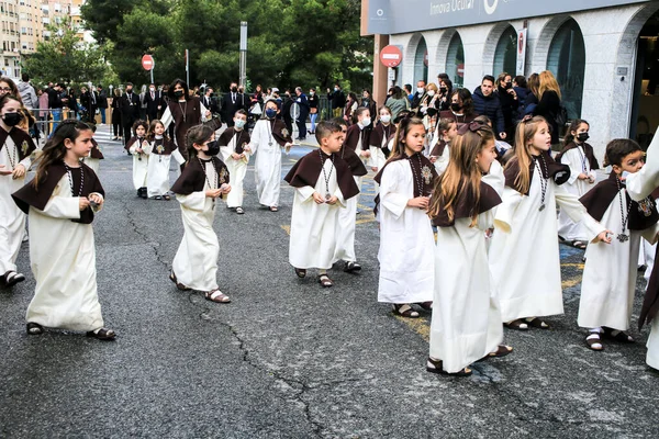 2022年4月13日 参加复活节游行的儿童 带着信众和悔过自新者穿过Elche市的街道参加圣周 — 图库照片