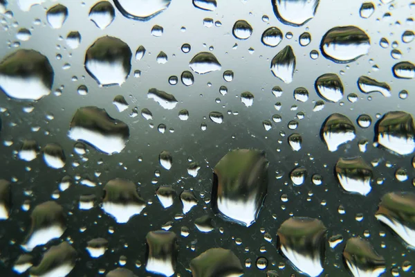 Regentropfen Auf Der Fensterscheibe Einem Kalten Und Bewölkten Wintertag — Stockfoto