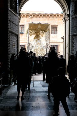 Elche, İspanya - 12 Nisan 2022 İspanya 'da kutsal hafta için mantilla kıyafeti giyen kadınlar