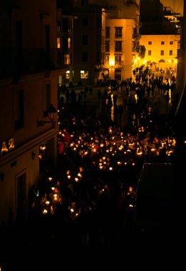 Elche, İspanya... 14 Nisan 2022, Elche 'deki El Silencio Kardeşliği gecesi geçit töreni. Paskalya Geçidi.
