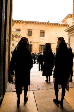 Elche, İspanya - 12 Nisan 2022 İspanya 'da kutsal hafta için mantilla kıyafeti giyen kadınlar