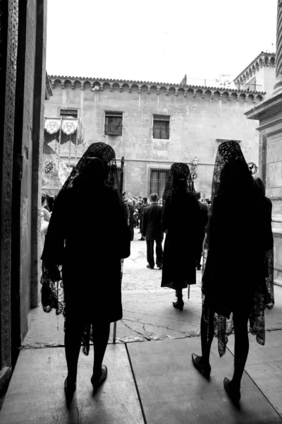 Elche Spanien April 2022 Frauen Mantilla Kleidern Prozession Zur Karwoche — Stockfoto