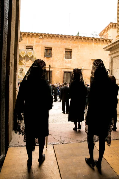 Elche, İspanya - 12 Nisan 2022 İspanya 'da kutsal hafta için mantilla kıyafeti giyen kadınlar