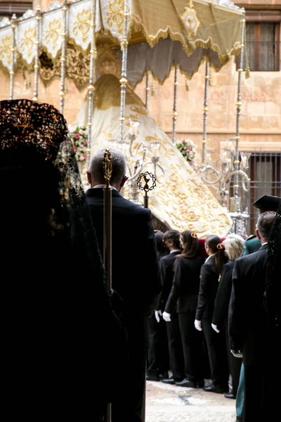 2022年4月13日 圣母玛利亚 Virgin Mary 参加复活节游行 持票人和妇女穿着Mantilla礼服离开圣玛利亚教堂 — 图库照片