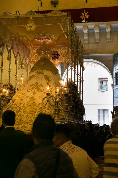 Elche, İspanya - 13 Nisan 2022: Paskalya Geçidi 'nde Santa Maria kilisesinden dışarı çıkan mantilla elbiseleri giyen kadınlar ve hamileler ile Bakire Meryem.