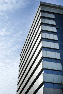 Cam pencereli doğrusal ve geometrik cephe