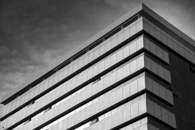 Cam pencereli doğrusal ve geometrik cephe