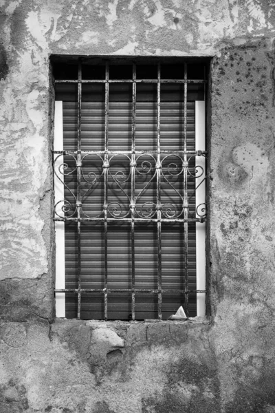 Fenêtre Avec Treillis Métallique Forgé Avec Détails Incurvés Store Bois — Photo