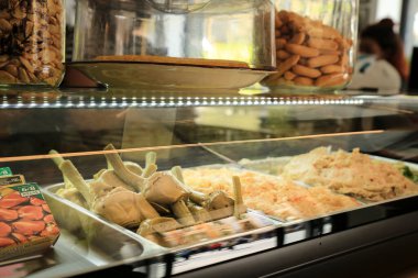 Alicante, İspanya - 3 Nisan 2022 Lezzetli Rus salatası, enginar ve aperatifler İspanyol Bar tezgahında