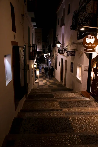 アルテア アリカンテ スペイン 2022年4月23日 スペインのアリカンテ県アルテア村の狭い通りを夜は買い物や散歩 リラックスする人 — ストック写真