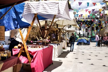 Finestrat, Alicante - 23 Nisan 2022: Güzel Sokaklar Finestrat Gastronomik ve Geleneksel Pazarı için süslendi
