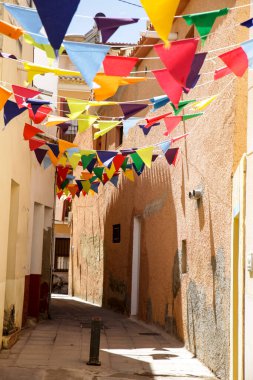 Gastromik ve Geleneksel Finestrat Pazarı için süslenmiş Güzel Sokaklar