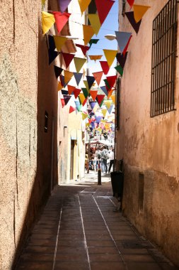 Finestrat, Alicante - 23 Nisan 2022: Güzel Sokaklar Finestrat Gastronomik ve Geleneksel Pazarı için süslendi