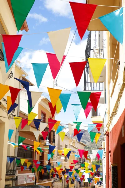 Finestrat, Alicante - 23 Nisan 2022: Güzel Sokaklar Finestrat Gastronomik ve Geleneksel Pazarı için süslendi