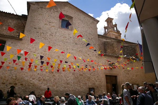 Finestrat, Alicante - 23 Nisan 2022: San Bartolome Kilisesi Gastronomik ve Geleneksel Finestrat Pazarı için süslenmiş güzel kule çanlarıyla