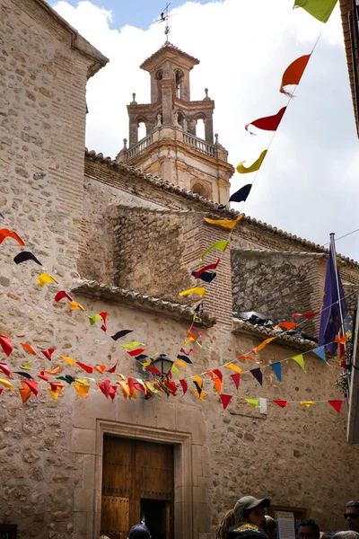 Finestrat, Alicante - 23 Nisan 2022: San Bartolome Kilisesi Gastronomik ve Geleneksel Finestrat Pazarı için süslenmiş güzel kule çanlarıyla