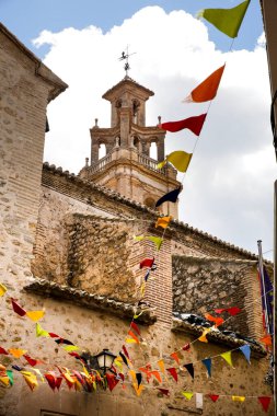 San Bartolome Kilisesi 'nin Gastronomik ve Geleneksel Finestrat Pazarı için süslenmiş güzel çanı var.
