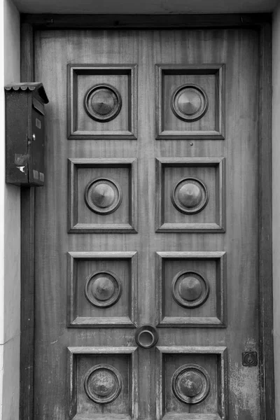 Wooden Door Geometric Details Next Black Metal Mailbox — Stock Photo, Image