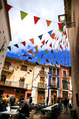 Finestrat, Alicante - 23 Nisan 2022: Güzel Sokaklar Finestrat Gastronomik ve Geleneksel Pazarı için süslendi