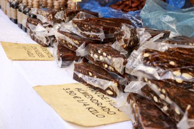 Finestrat, Alicante, İspanya - 23 Nisan 2022: Şekerlemeler, reçeller ve doğal reçeller Finestrat Geleneksel ve Gastronomik pazarında satışa sunuldu