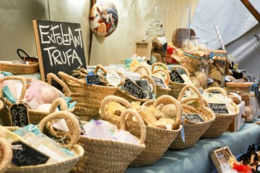 Finestrat, Alicante, İspanya - 23 Nisan 2022: Geleneksel ve Gastronomik Finestrat Pazarı 'nda satılık sabunlar ve doğal güzellik ürünleri