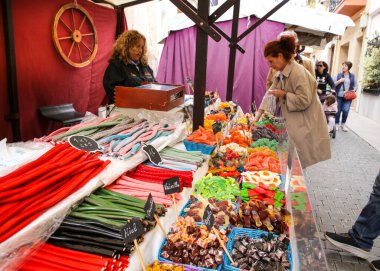 Finestrat, Alicante, İspanya - 23 Nisan 2022: Finestrat 'ta bir sokak tezgahında çeşitli renk ve tatlardan oluşan lezzetli şekerler