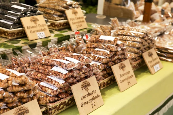 Finestrat, Alicante, İspanya - 23 Nisan 2022: Geleneksel ve Gastronomik Finestrat Pazarı 'nda satılık şekerli badem ve fıstık