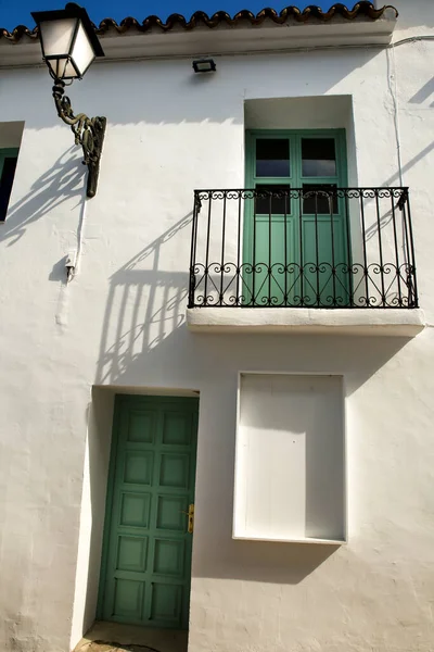Whitewashed Facade Vintage Streetlight Green Wooden Door Window Altea Alicante — Foto de Stock