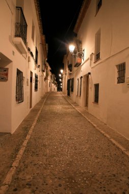 Altea, Alicante, İspanya... 24 Nisan 2022, Altea kasabasında dar ve ıssız sokaklar ve beyazlatılmış cepheler