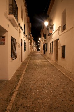 Altea, Alicante, İspanya... 24 Nisan 2022, Altea kasabasında dar ve ıssız sokaklar ve beyazlatılmış cepheler